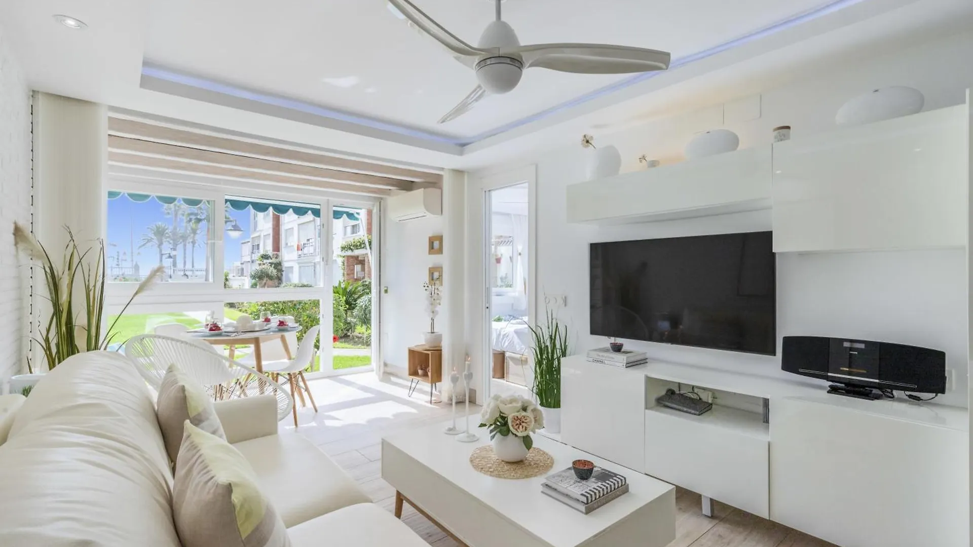 White Summer In Benalmadena Apartment